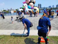 米奇與好朋友Chill遊台南安平港活動清潔